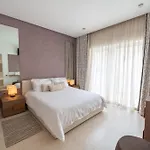 Stunning Seafront Flat In Apartment