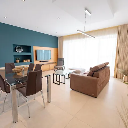 Stunning Seafront Flat In Apartment *