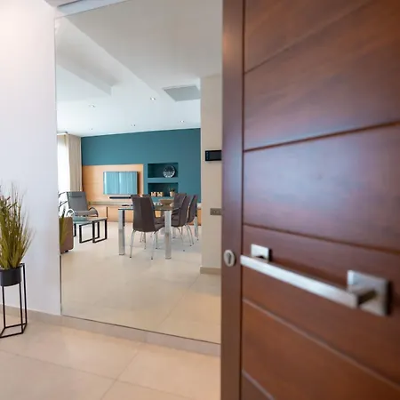 Stunning Seafront Flat In Apartment *
