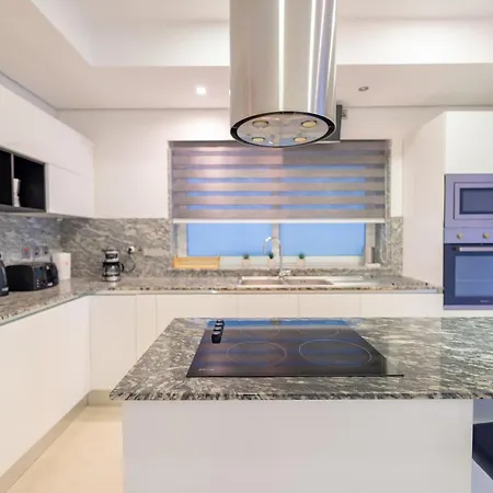 Stunning Seafront Flat In 斯利马