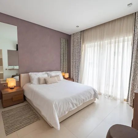 Stunning Seafront Flat In Apartment