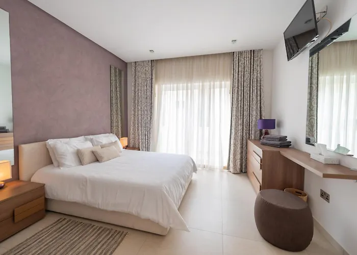 Апартаменты Stunning Seafront Flat In